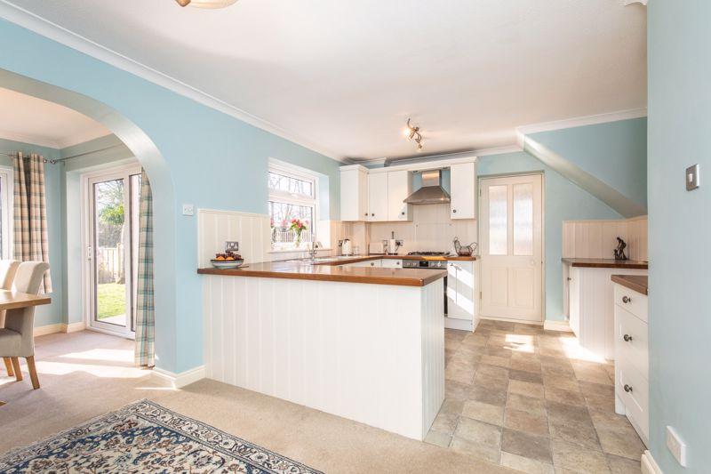Shepherds Walk, Hassocks 3 bed detached house £650,000