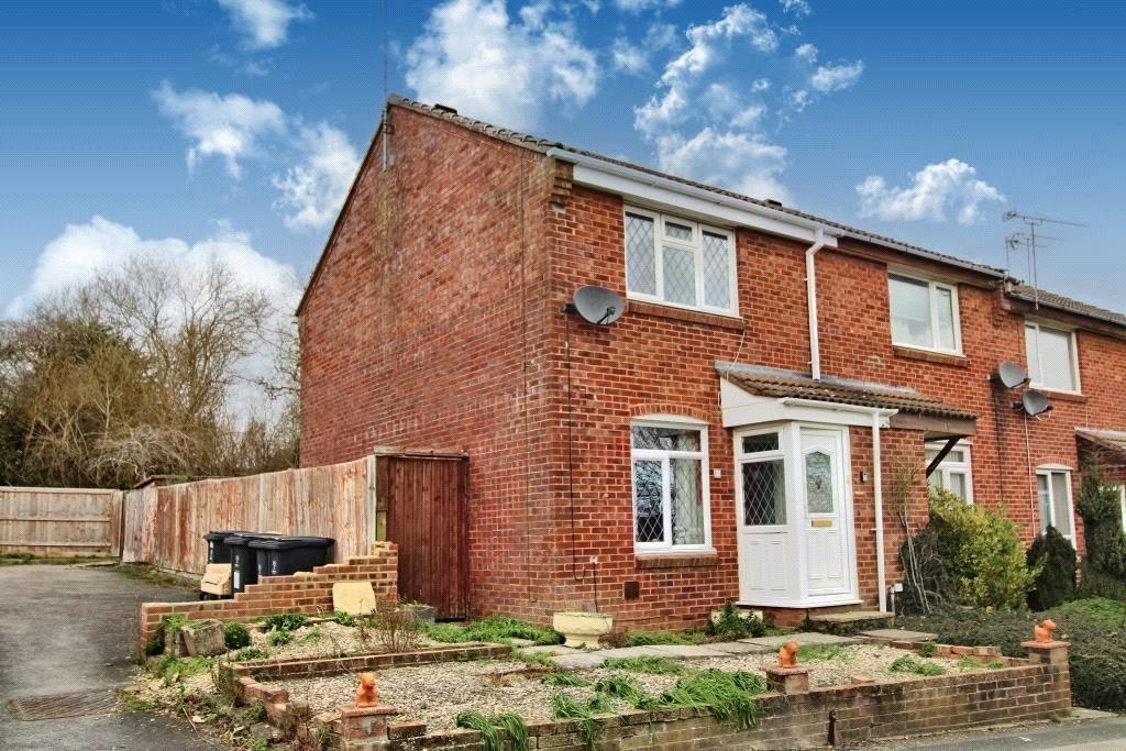 Stonefield Close, Eastleaze, Swindon, Wiltshire, SN5 2 bed end of