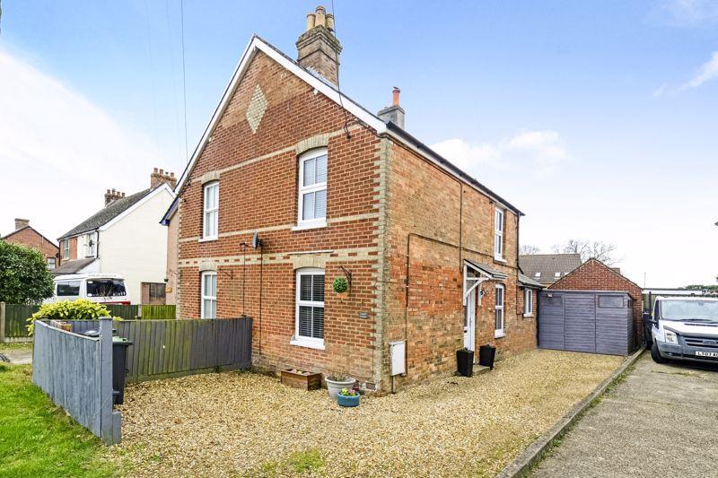 Wareham Road, Corfe Mullen, BH21 2 bed semidetached house £325,000