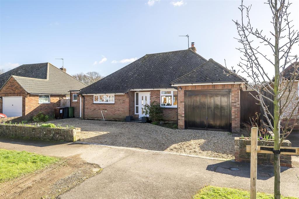 The Avenue, Hailsham 3 bed detached bungalow £425,000