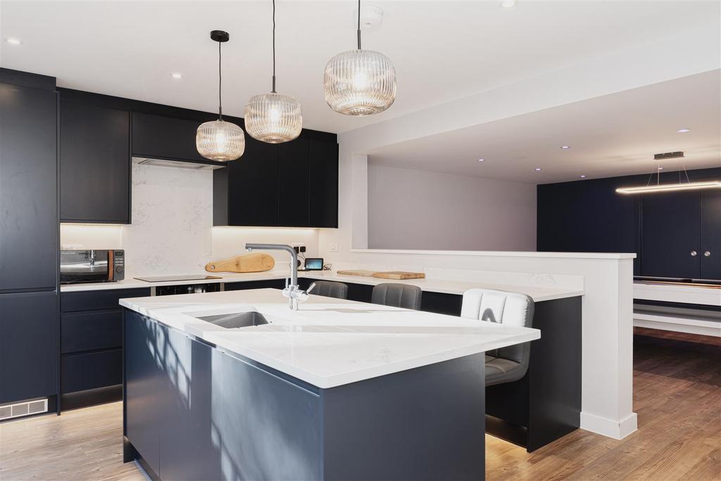 Pendleton Close, Redhill 5 bed house £700,000