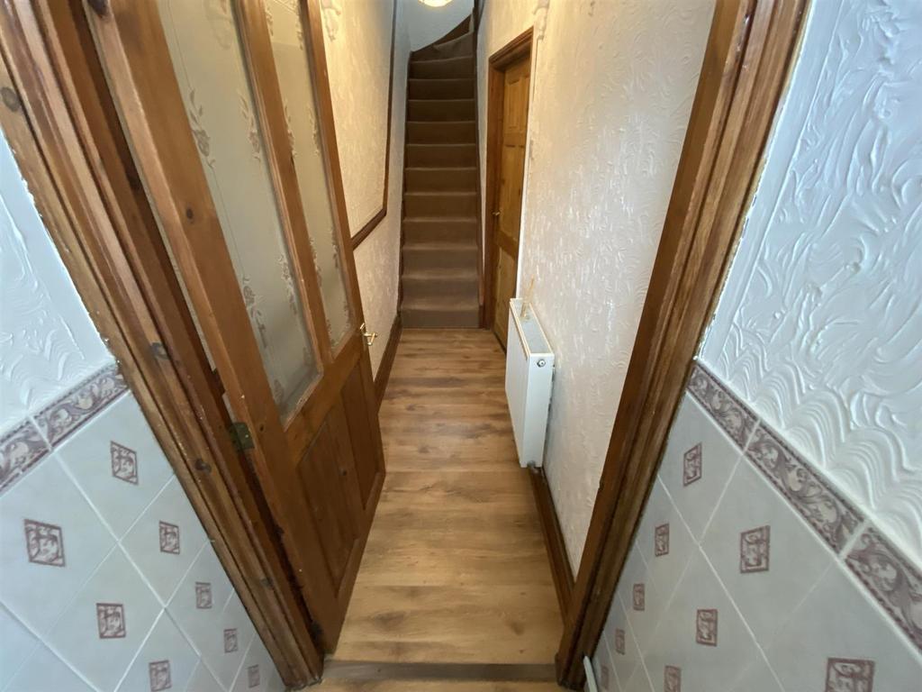 Maes Road, Llangennech, Llanelli 3 bed terraced house £700 pcm (£162 pw)