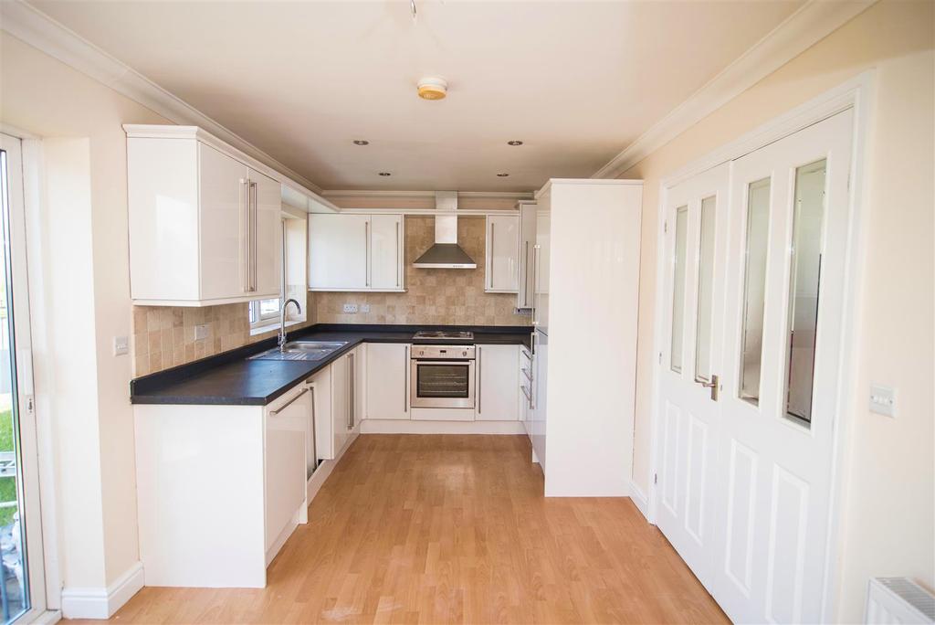 Parkside, Kirkheaton, Huddersfield, HD5 0NB 3 bed detached house £800