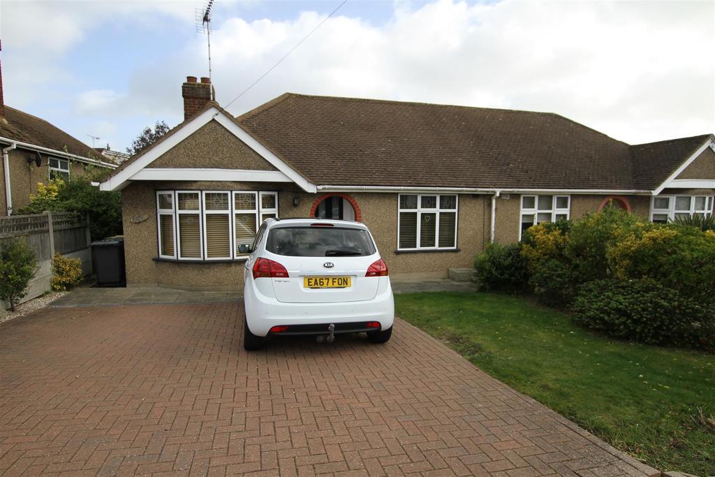 Weir Gardens, Rayleigh, Essex 3 bed semidetached bungalow £1,300 pcm