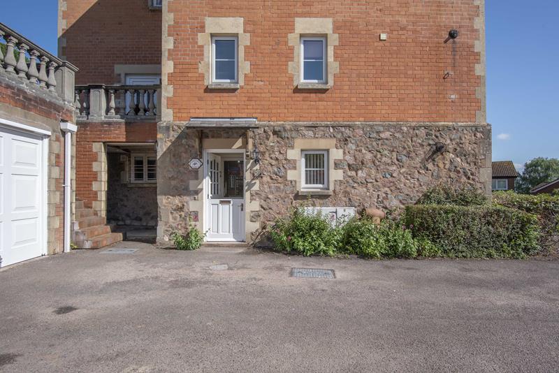 1 Walton Villa, 16 Hanley Road, Malvern, Worcestershire, WR14 2 bed