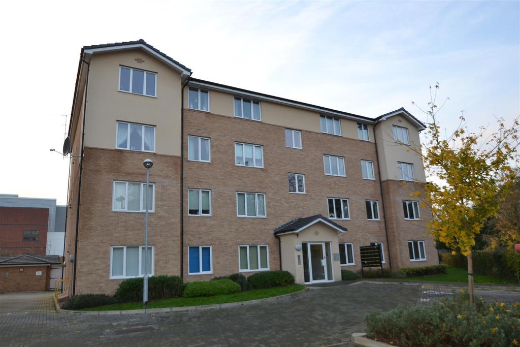 34 Woollens GroveHertford RoadHoddesdon 2 bed apartment £1,195 pcm (£