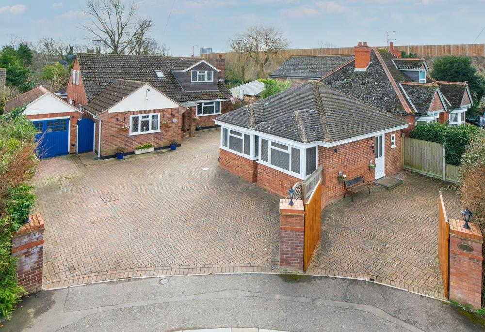 Wolverton Road, Newport Pagnell 5 bed detached house £750,000