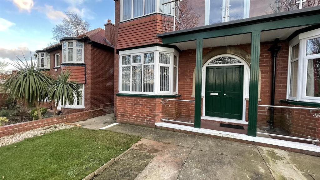 Peasholm Drive, Scarborough 2 bed flat £750 pcm (£173 pw)