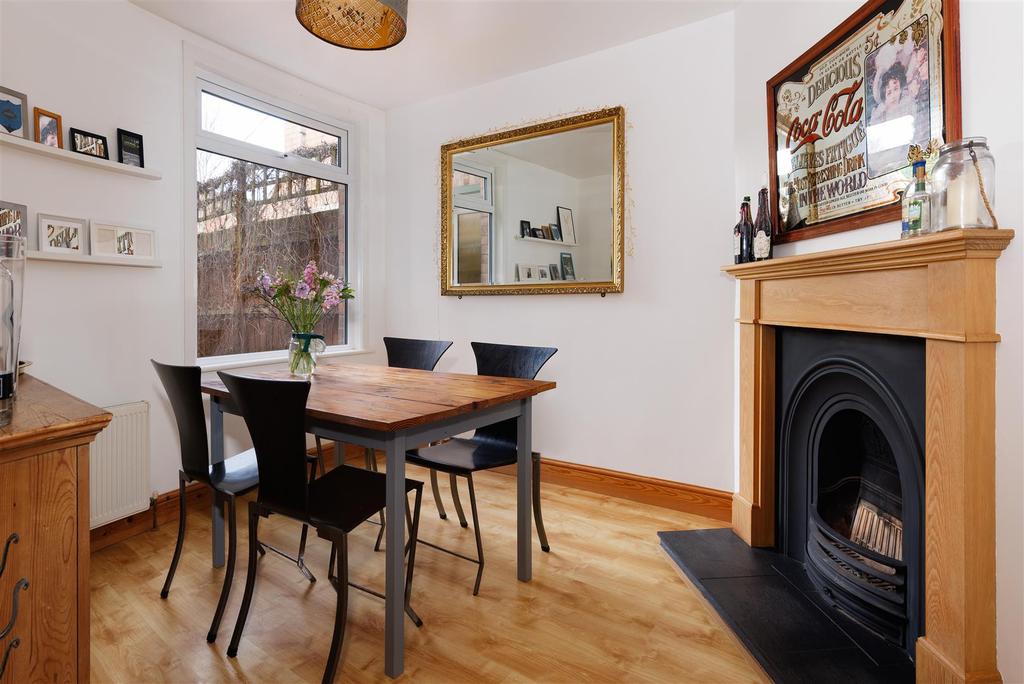 Greville Road, Warwick 3 bed terraced house £300,000