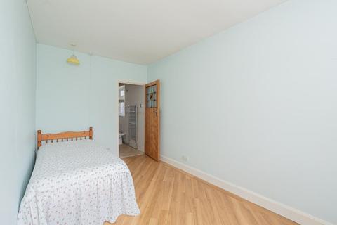 39 Thorndon Gardens, Epsom, KT19 0QB