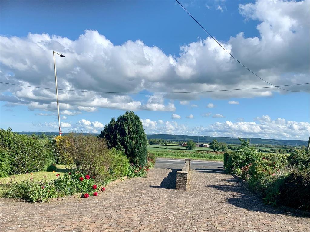 Racecourse Road, East Ayton, Scarborough 2 bed semidetached bungalow