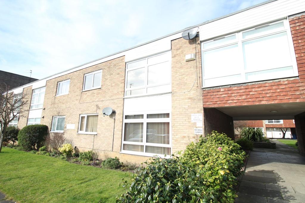 Hunters Court, Gosforth, Newcastle... 2 bed flat £700 pcm (£162 pw)