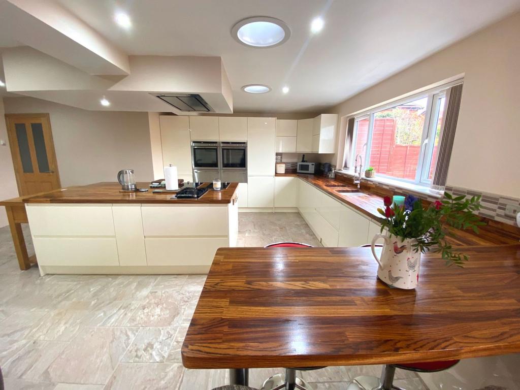 Frosty Hollow, East Hunsbury, Northampton NN4 0SY 3 bed detached house