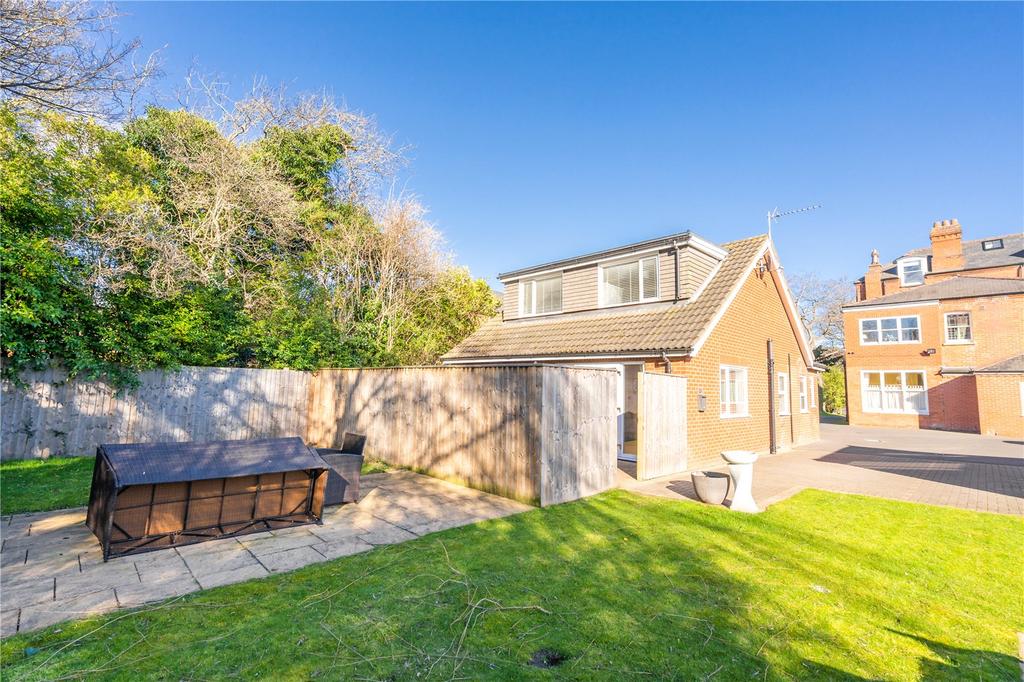 Hazelmere House, 24 Welholme Avenue... 2 bed bungalow £850 pcm (£196 pw)