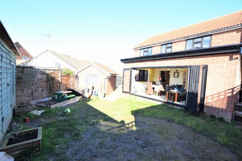 3 Dorking Crescent, Clacton-on-sea, CO16 8FQ