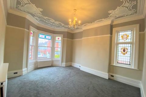 3 bedroom ground floor flat to rent - Aughton Road, Southport, Merseyside, PR8