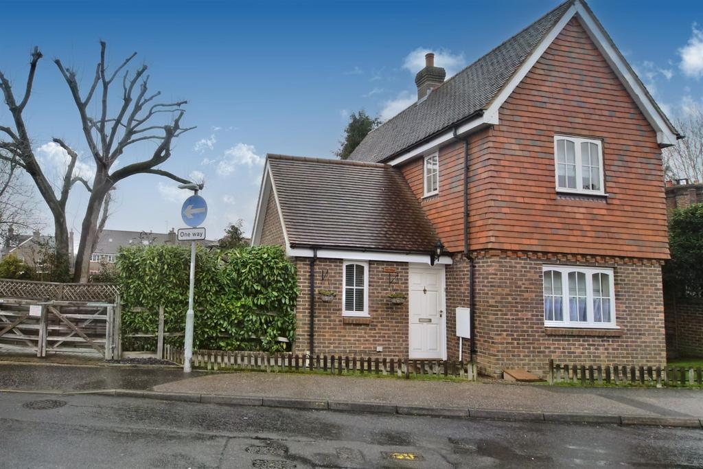 Church Lane, Broadbridge Heath, Horsham, RH12 3 bed detached house £1,575 pcm (£363 pw)