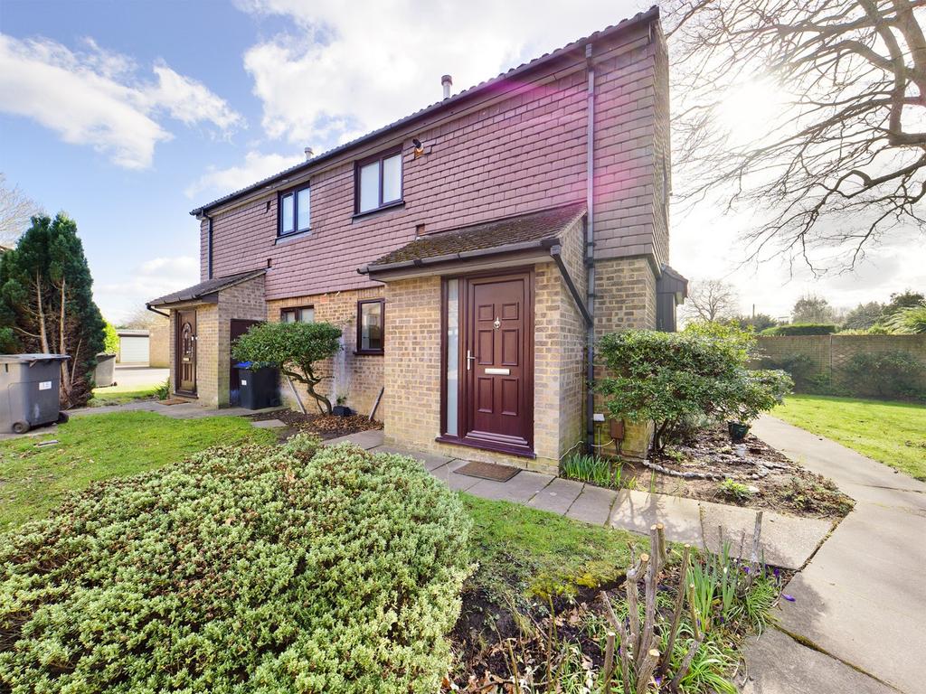 Countisbury Gardens, Addlestone... 1 bed house £995 pcm (£230 pw)