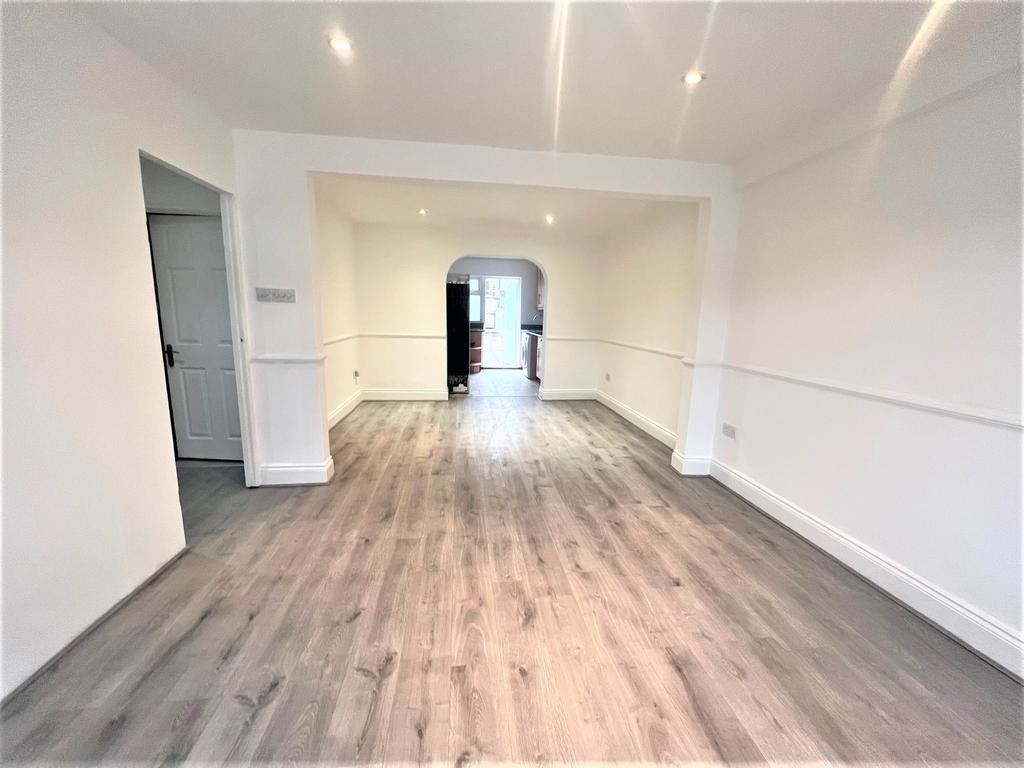 Hicks Avenue, Greenford UB6 4 bed terraced house £1,900 pcm (£438 pw)