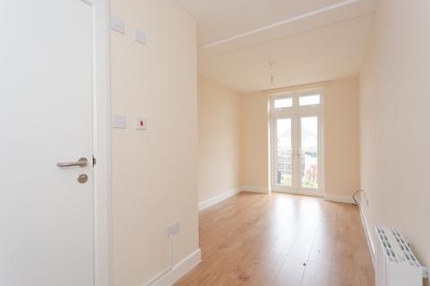 1 bedroom in a house share to rent, Dale Avenue, Edgware, HA8