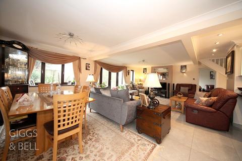 undefined, Hart Hill Lane, Luton, Bedfordshire, LU2