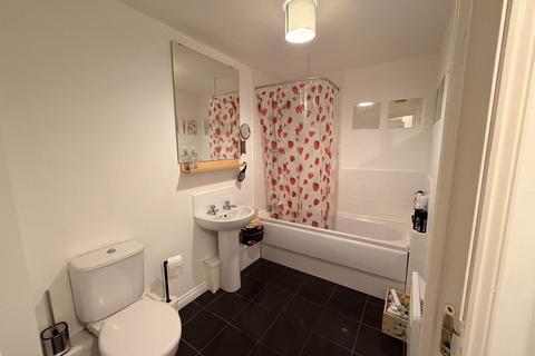 2 bedroom flat to rent, The Place,, Mere Drive