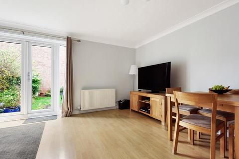 3 Fisherman Close, Richmond, TW10 7YP