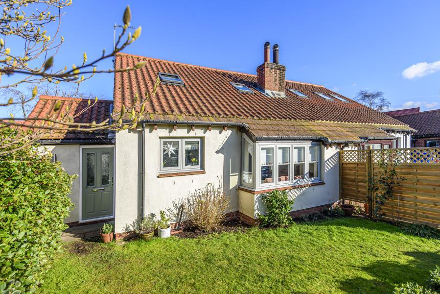 WIGBY CLOSE, BURTON LEONARD... 3 bed semidetached bungalow £320,000