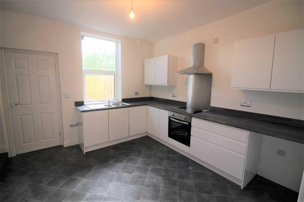 Astley Street, Dukinfield 2 bed end of terrace house £750 pcm (£173 pw)