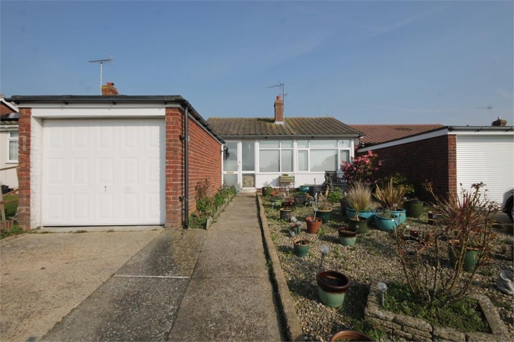 Wade Reach, WALTON ON THE NAZE 2 bed detached bungalow £285,000