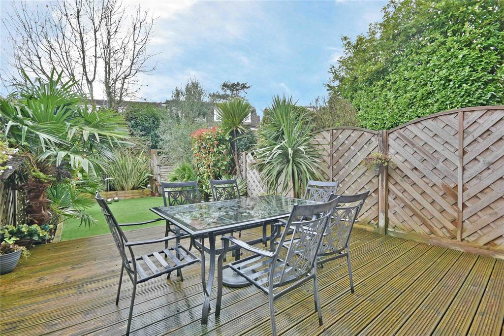 Austell Gardens, Mill Hill, NW7 4 bed terraced house £2,750 pcm (£635 pw)