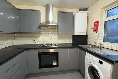 2 bedroom terraced house to rent, Latham Close, Beckton , E6