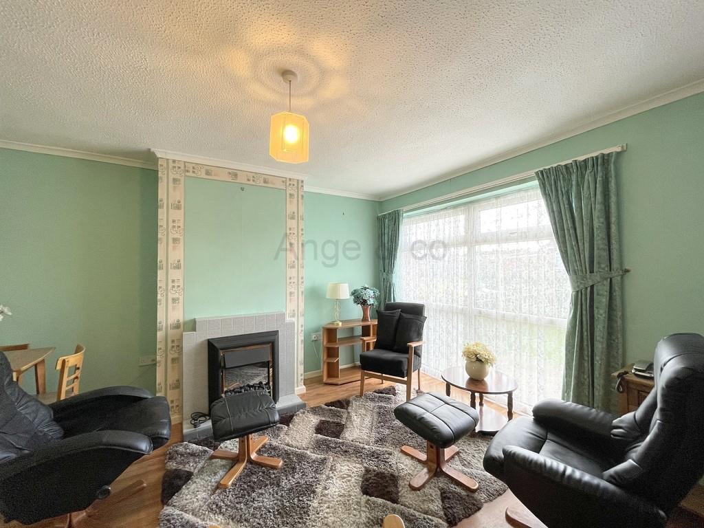 Lloyds Avenue, Kessingland, Lowestoft 2 bed semidetached bungalow £