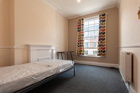 4 bedroom townhouse to rent, Blossom Street, York YO24