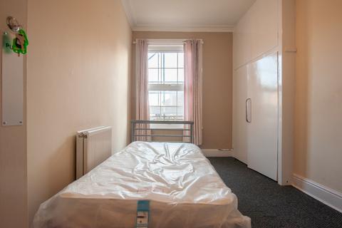 4 bedroom townhouse to rent, Blossom Street, York YO24