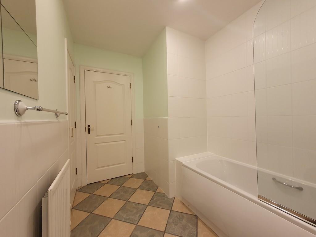 2nd Floor Main Bathroom