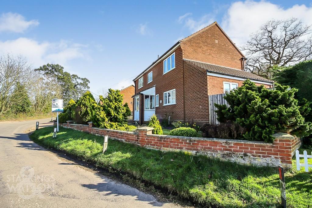 Blofield Corner Road, Blofield Heath, Norwich 3 bed detached house £
