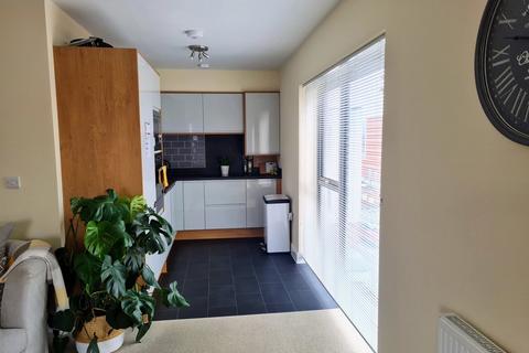 2 bedroom flat to rent, Flat 10 Athelstan House, 25 Station Road