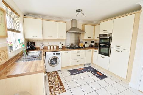 2 Litten Close, Collier Row, Romford, RM5 2LG