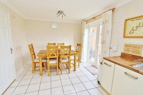 2 Litten Close, Collier Row, Romford, RM5 2LG
