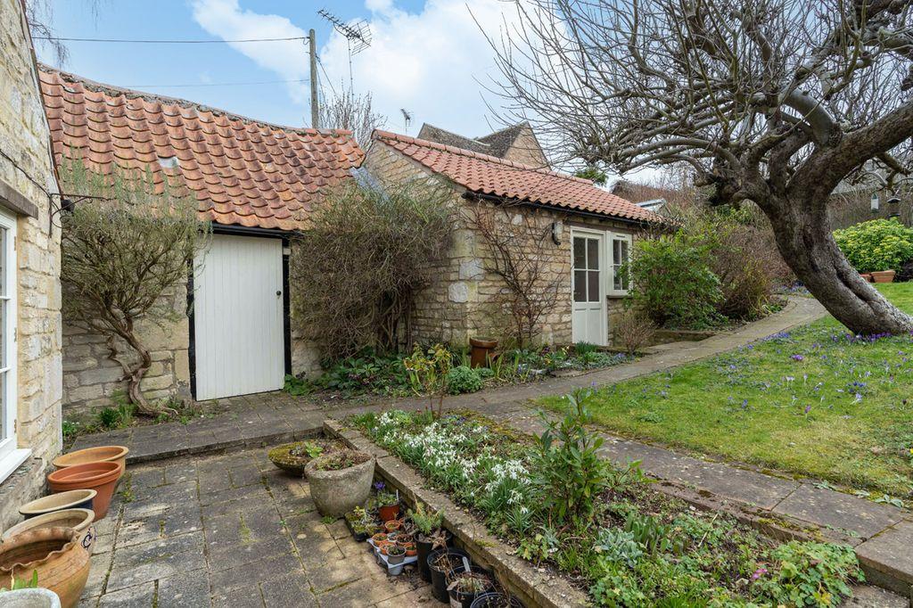 Garage &amp; Potential Annexe