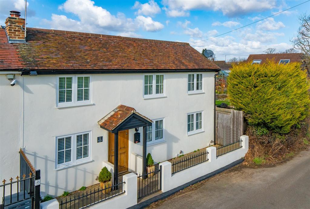 Barley Mow Lane, St Albans, AL4 4 bed semidetached house for sale £