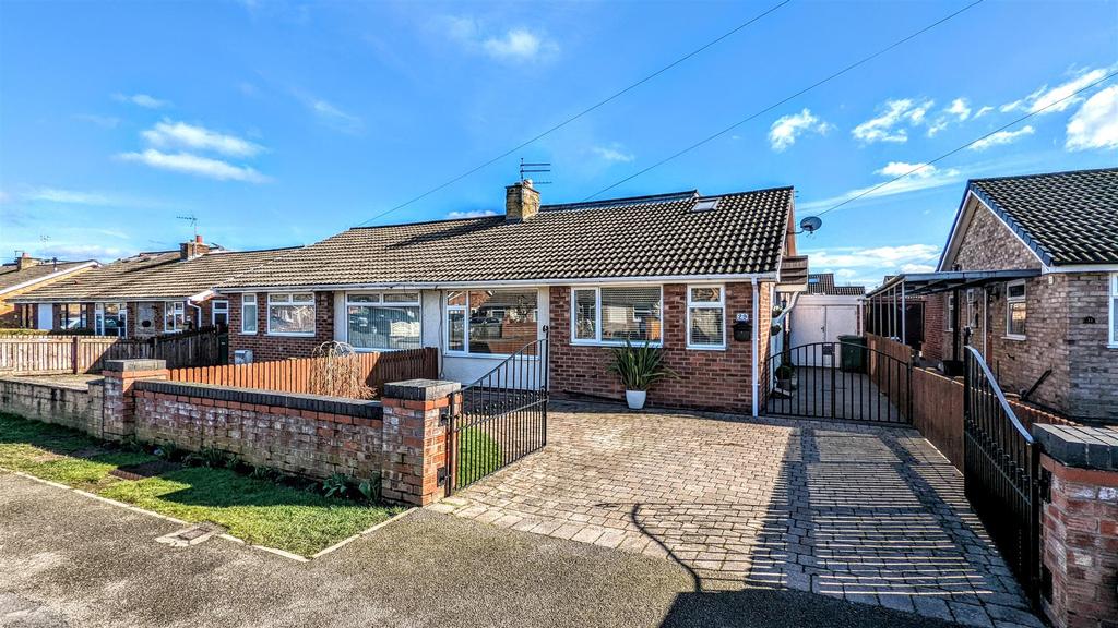 Cleveland Way, Huntington, York, YO32... 3 bed semidetached bungalow