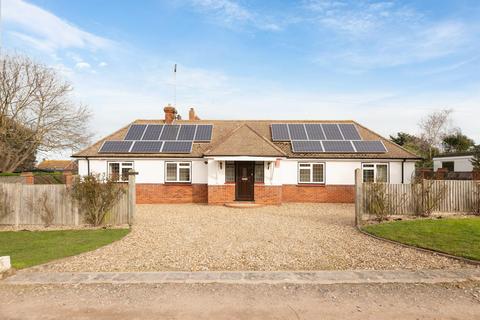 2 bedroom detached bungalow for sale - Second Avenue, Broadstairs