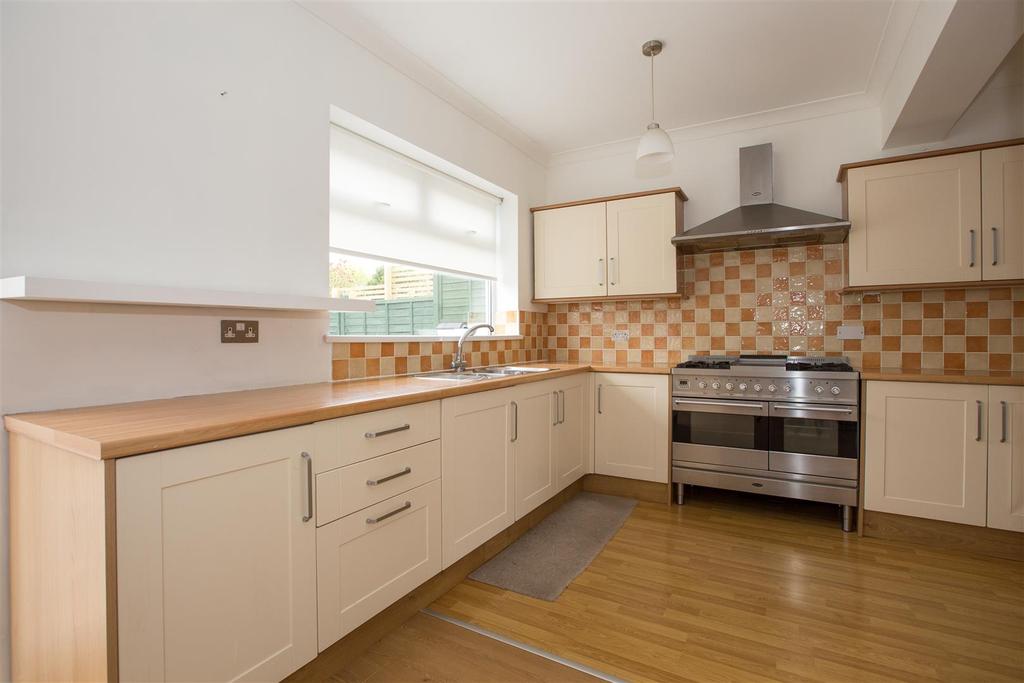 Shanklin Drive, Leicester 5 bed detached house £1,300 pcm (£300 pw)