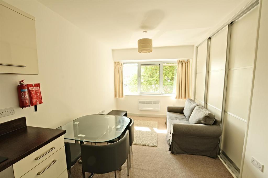 Trinity Court, Between Towns Road 1 bed flat £995 pcm (£230 pw)