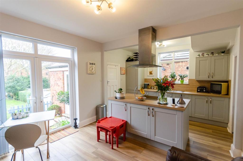 Lascelles Avenue, WITHERNSEA 3 bed end of terrace house £170,000