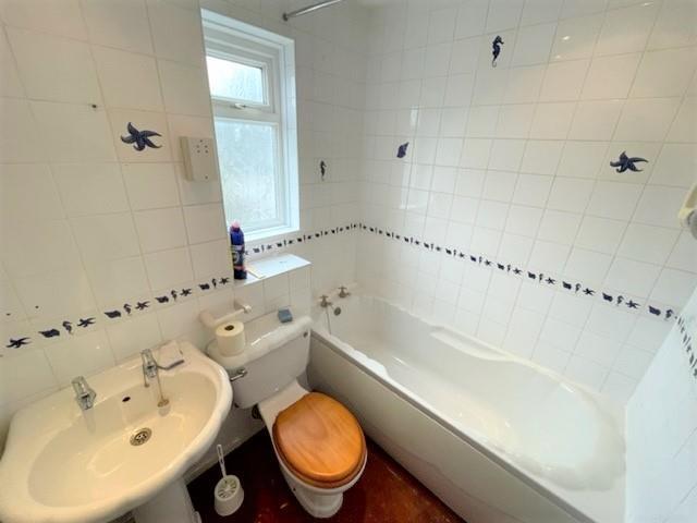 Bathroom (2).jpg