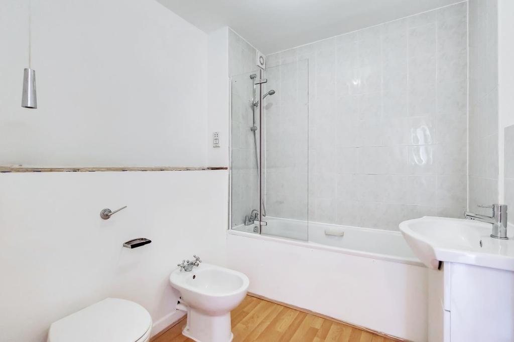 7 Bathroom-0.jpg