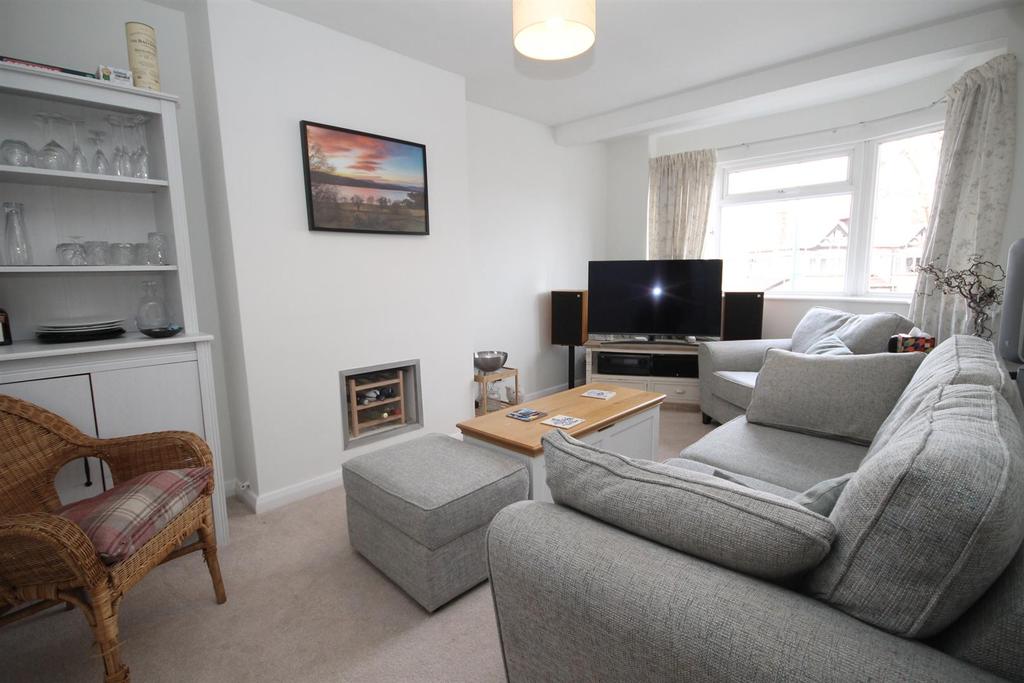 Colston Avenue, Carshalton 2 bed apartment £1,400 pcm (£323 pw)